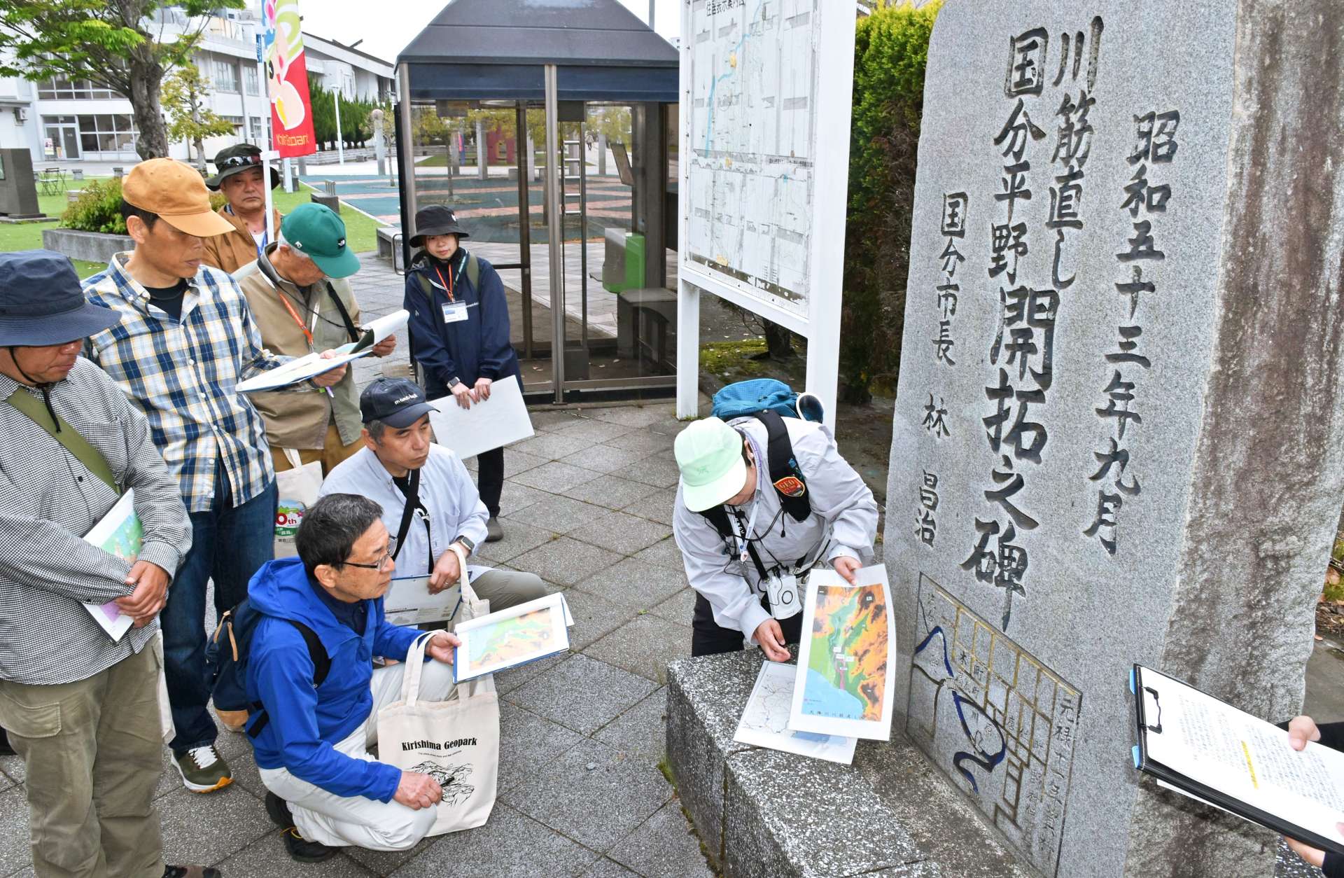 川筋直しの石碑前で、国分平野の成り立ちについて学ぶ参加者＝霧島市国分中央３丁目