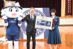 招待券の目録を贈るトヨタカローラ鹿児島の中村博之社長（中央）ら＝１８日、鹿児島市の鹿児島大学付属特別支援学校