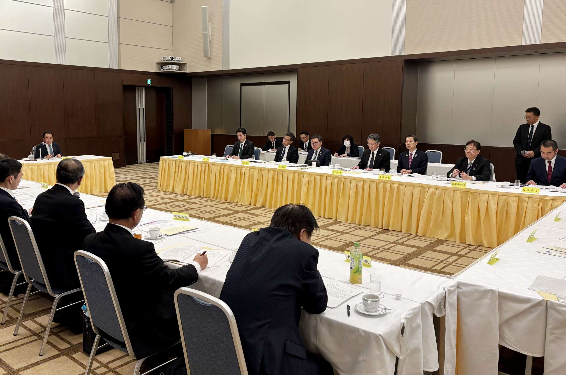 要望事案について協議する鹿児島県市長会＝１８日、鹿児島市のマリンパレスかごしま
