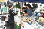 障害者就労支援施設で作られた商品を買い求める市民ら＝１８日、鹿屋市寿３丁目