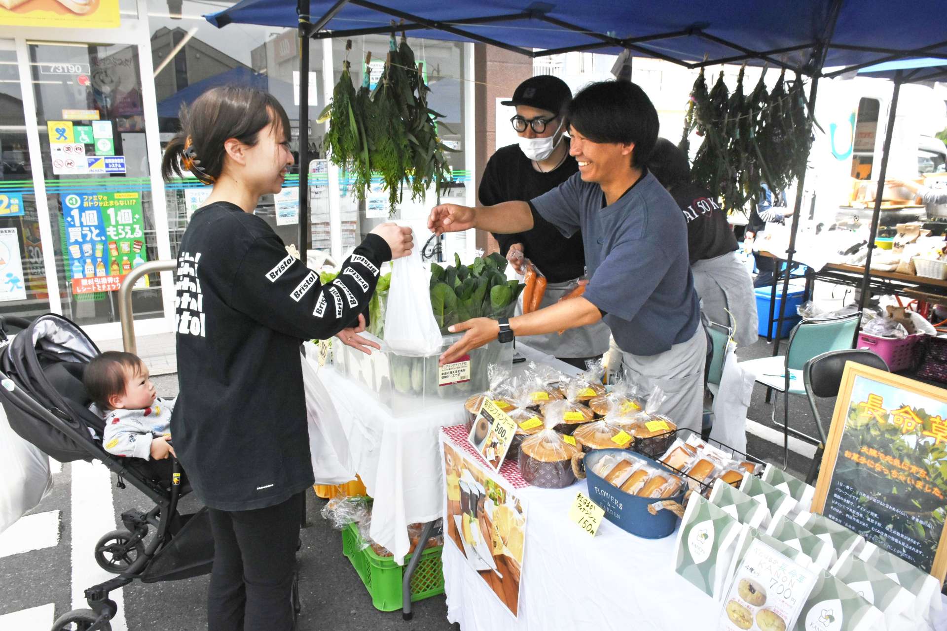 障害者就労支援施設で作られた商品を買い求める市民ら＝１８日、鹿屋市寿３丁目