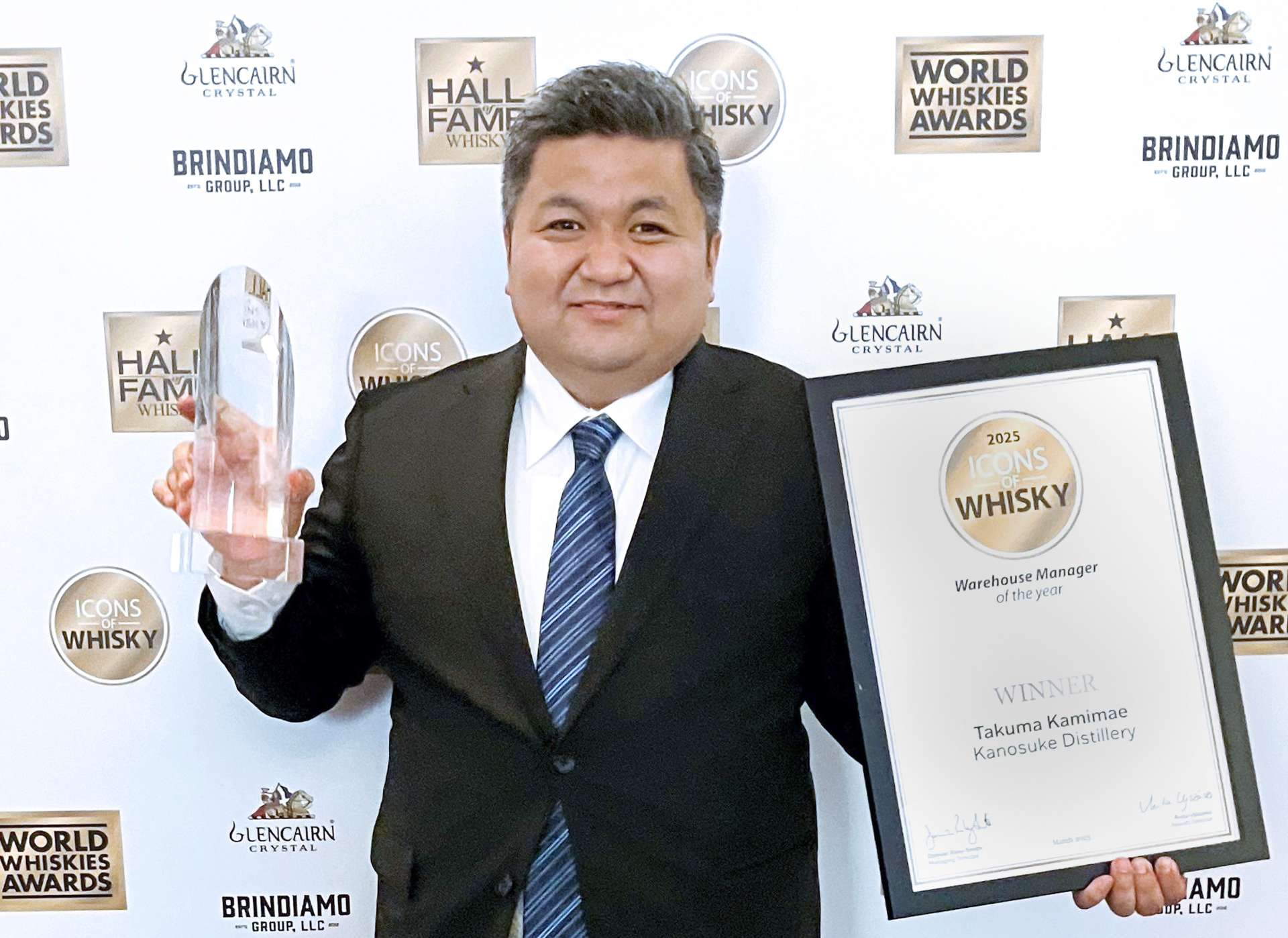 世界最優秀のウイスキー貯蔵管理者に選ばれた神前拓馬さん＝３月末、ロンドン（小正嘉之助蒸溜所提供）