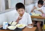 ばふ〜ん饅頭を味わう児童＝いちき串木野市の照島小学校