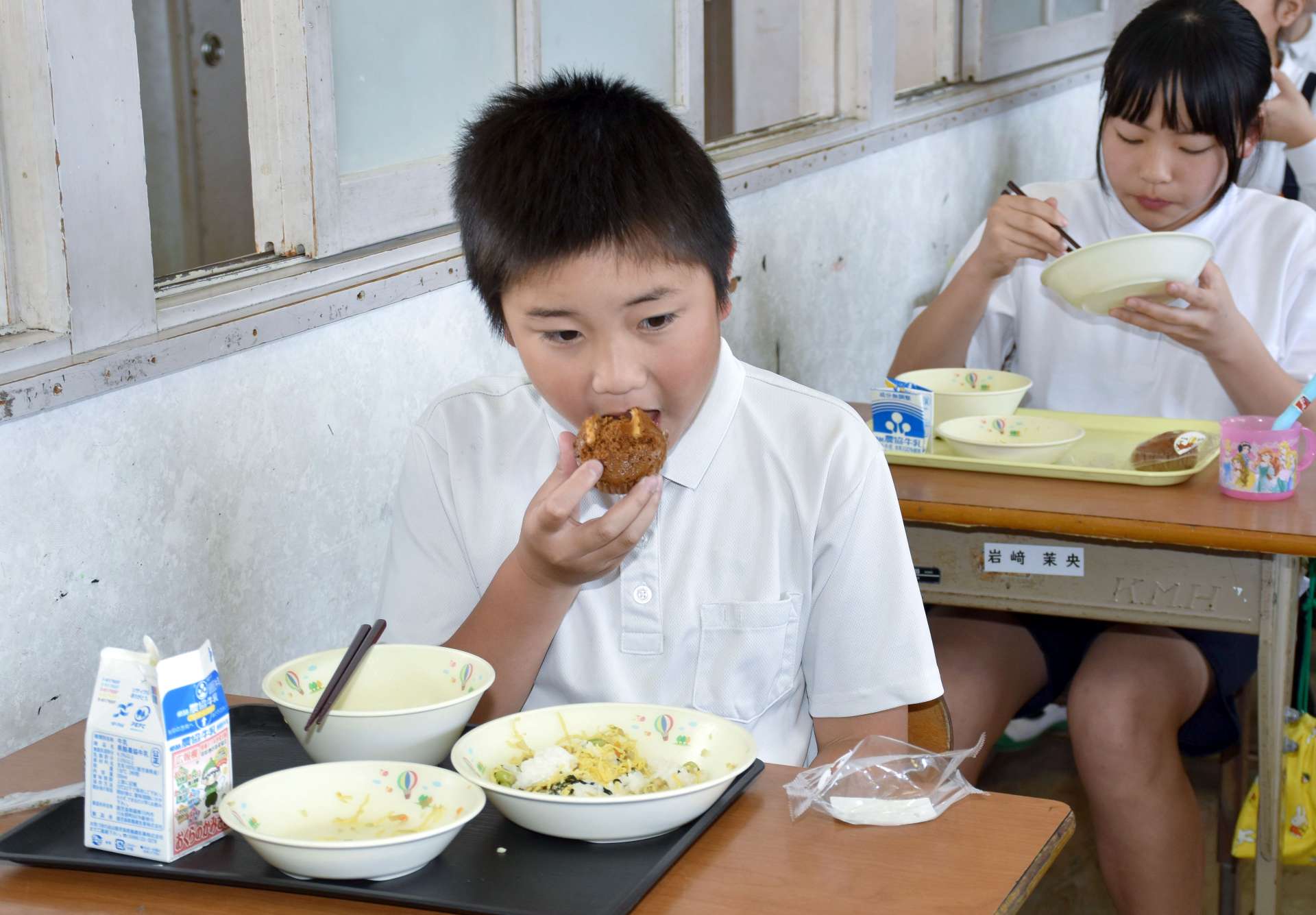 ばふ〜ん饅頭を味わう児童＝いちき串木野市の照島小学校