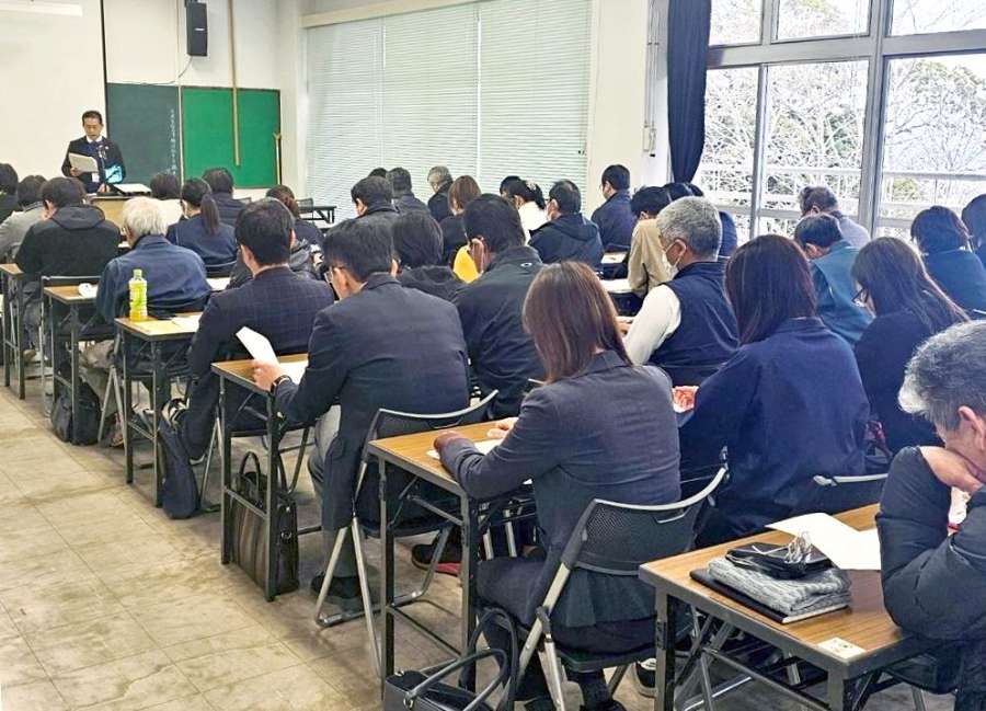ガイドラインや補助制度を伝える市ふるさと納税事業者説明会＝２月２７日、志布志市文化会館