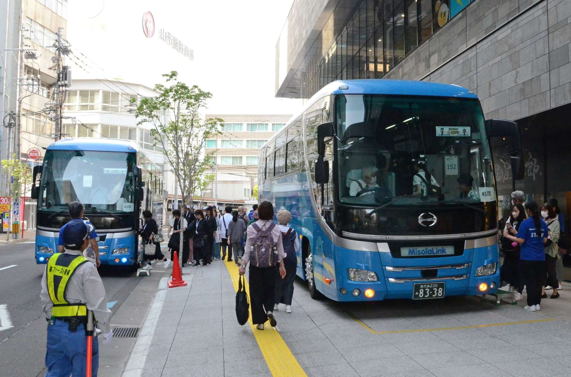 運用が始まった観光バス乗降所＝１９日、鹿児島市金生町