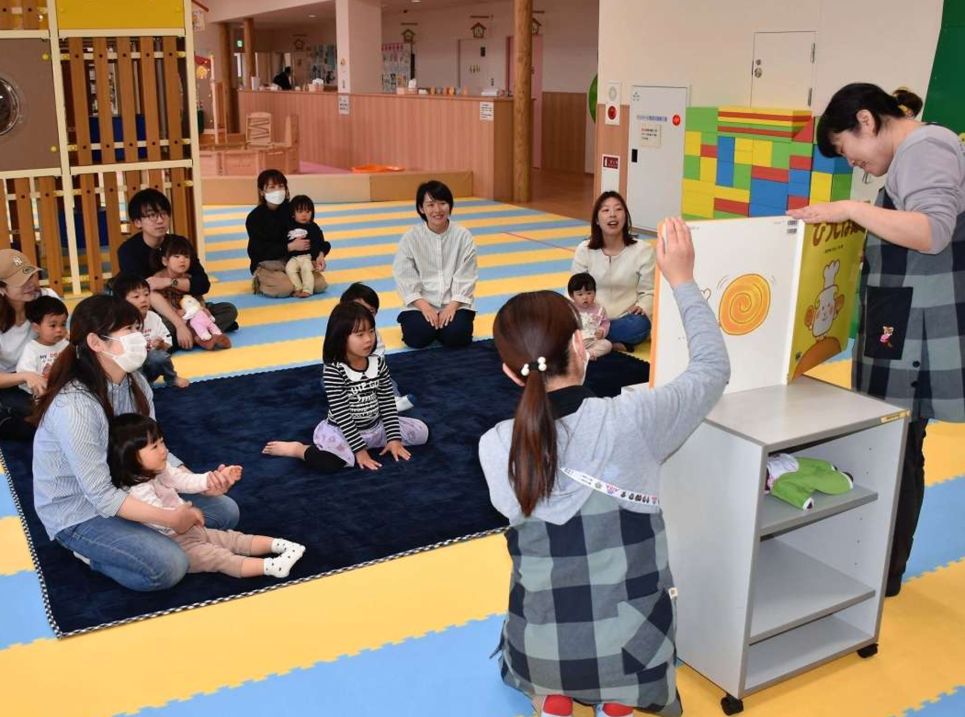 絵本の読み聞かせを楽しむ子どもら＝姶良市子ども館「ちるどん」