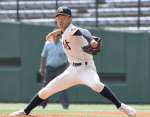 ６回に途中登板した神村の龍頭＝長崎県営野球場