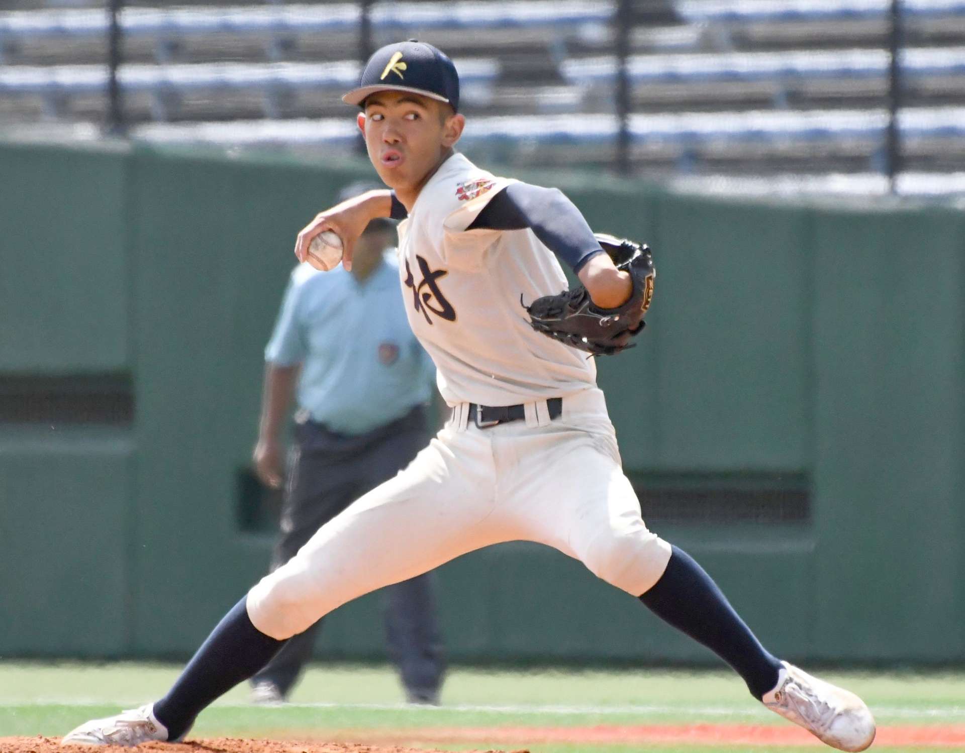 ６回に途中登板した神村の龍頭＝長崎県営野球場