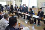 東町漁協関係者ら意見交換する自民党の野村哲郎参院議員（右中央）ら＝２１日、長島町の東町漁協