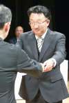 酒類鑑評会の本格焼酎部門炭酸割りの部で表彰を受ける奄美大島開運酒造の高妻淑三さん＝２２日、熊本市（熊本国税局提供）