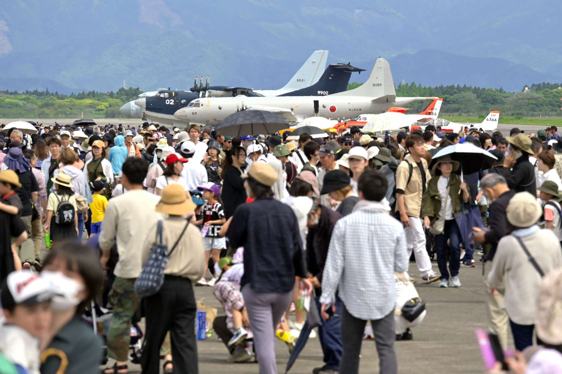 開放された海上自衛隊鹿屋航空基地内を思い思いに楽しむ来場者＝２０２４年４月２８日、鹿屋市