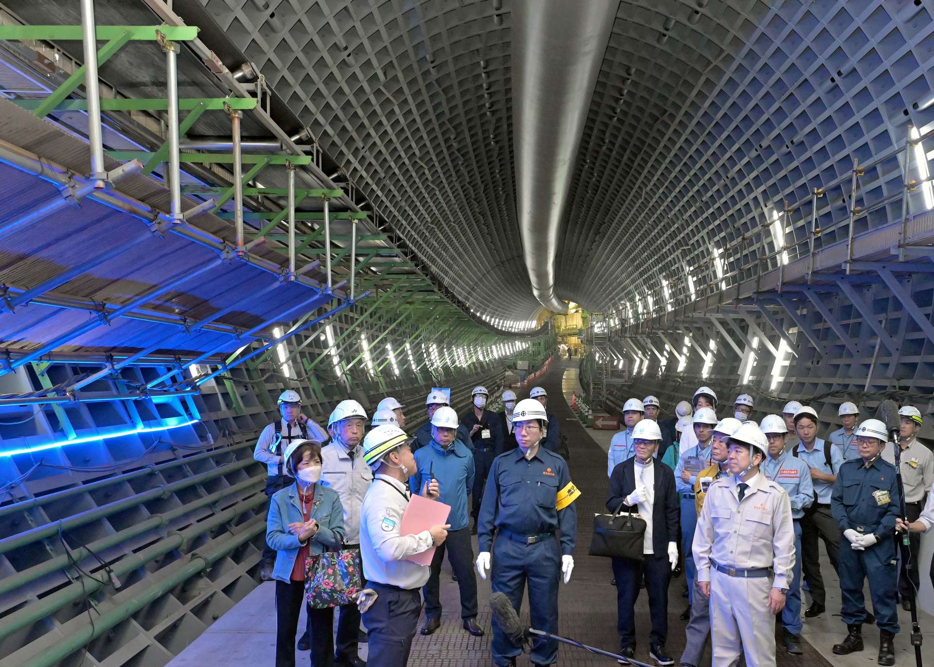 工事の進み具合を確認する建設促進期成会のメンバーら＝２２日午後、鹿児島市の中洲通り地下
