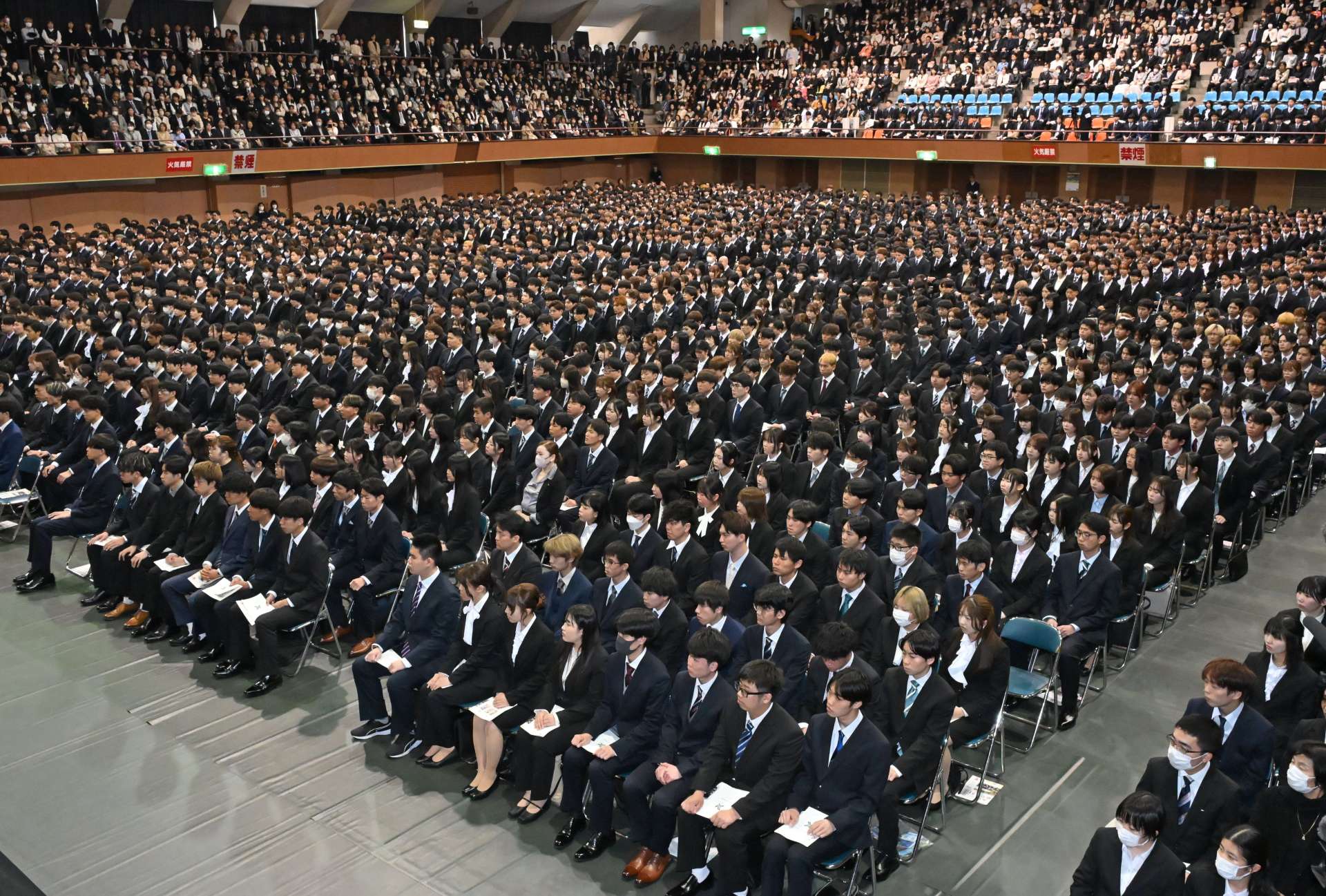 鹿児島県内で最多の新入生が入学した鹿児島大学の入学式＝４月７日、鹿児島市の県体育館