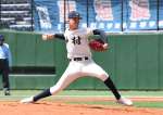 途中登板し４回を投げた神村学園の早瀬＝長崎県営野球場