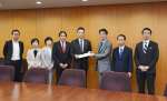 緊急要請書を提出する立憲民主党の国会議員ら＝２４日、東京・永田町
