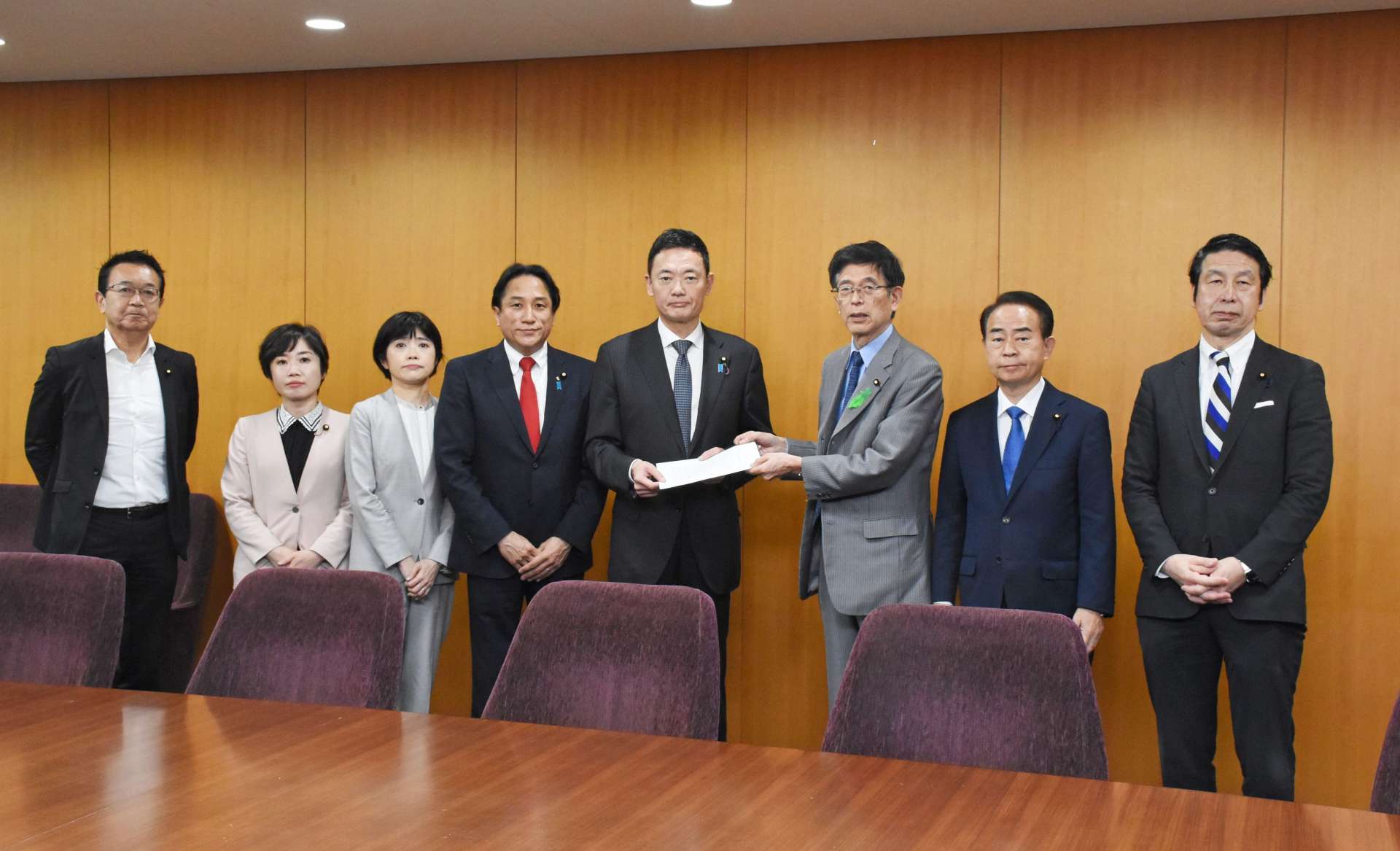 緊急要請書を提出する立憲民主党の国会議員ら＝２４日、東京・永田町