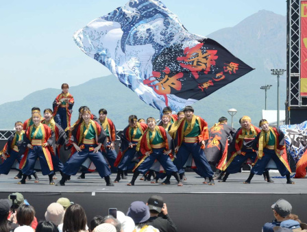 力強い演舞を披露する参加者＝２６日、鹿児島市のウオーターフロントパーク