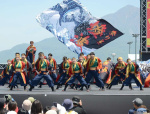 力強い演舞を披露する参加者＝２６日、鹿児島市のウオーターフロントパーク