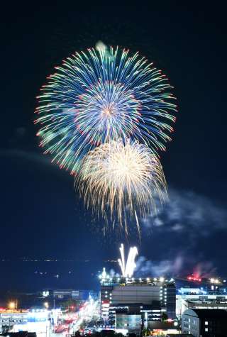 夜空に映える大輪の花火＝２６日、鹿児島市紫原３丁目