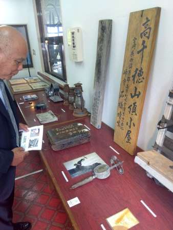 皇子原公園旧レストハウス内に設けられた高千穂峰山小屋で使われていた看板や風速計を展示するコーナー＝宮崎県高原町蒲牟田