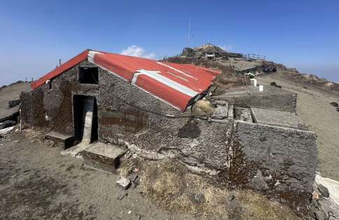 高千穂峰山頂にある避難小屋（高原町役場提供）
