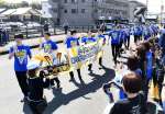 凱旋パレードで市内を練り歩くＦ鹿児島の選手ら＝日置市伊集院町郡１丁目