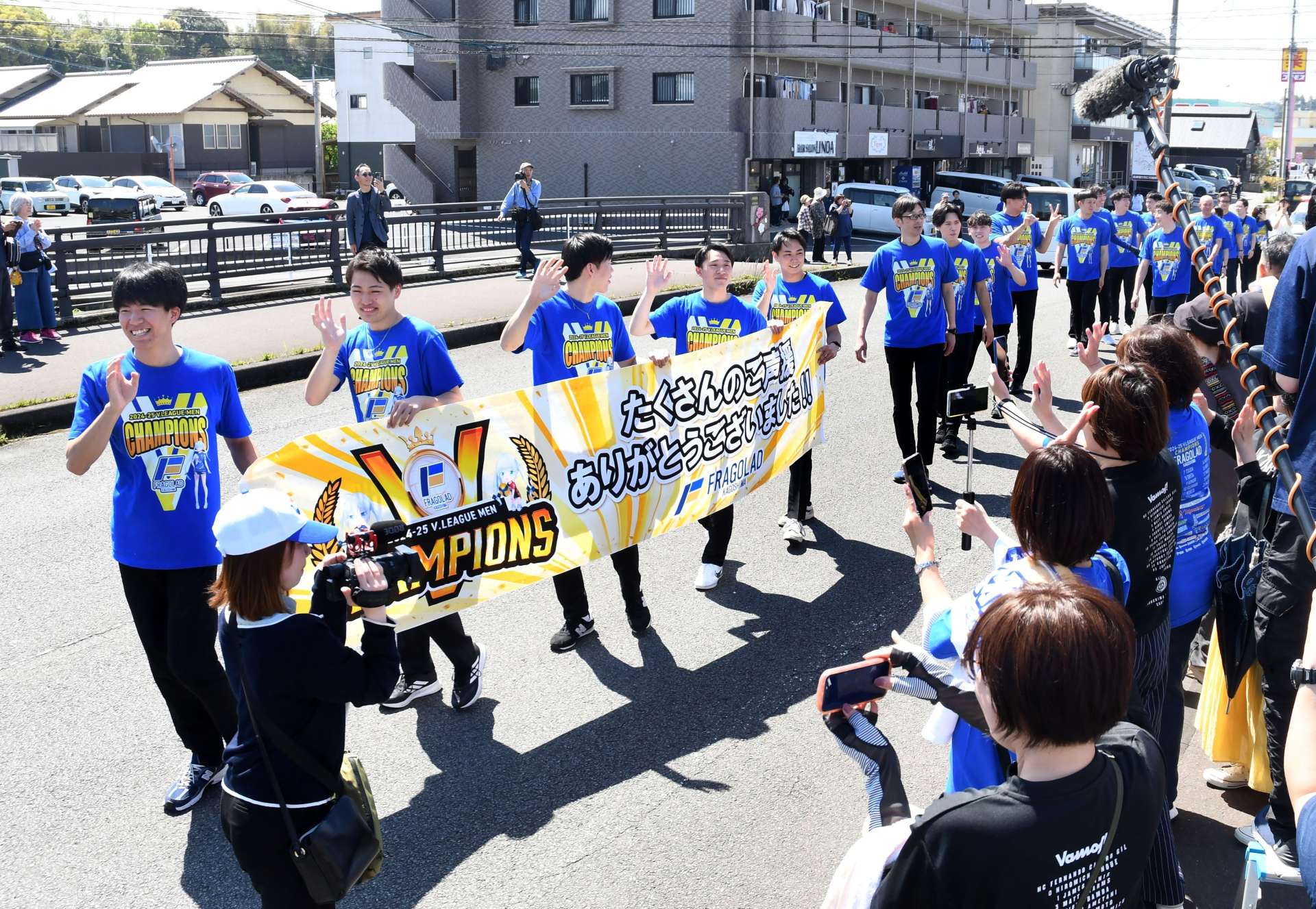 凱旋パレードで市内を練り歩くＦ鹿児島の選手ら＝日置市伊集院町郡１丁目