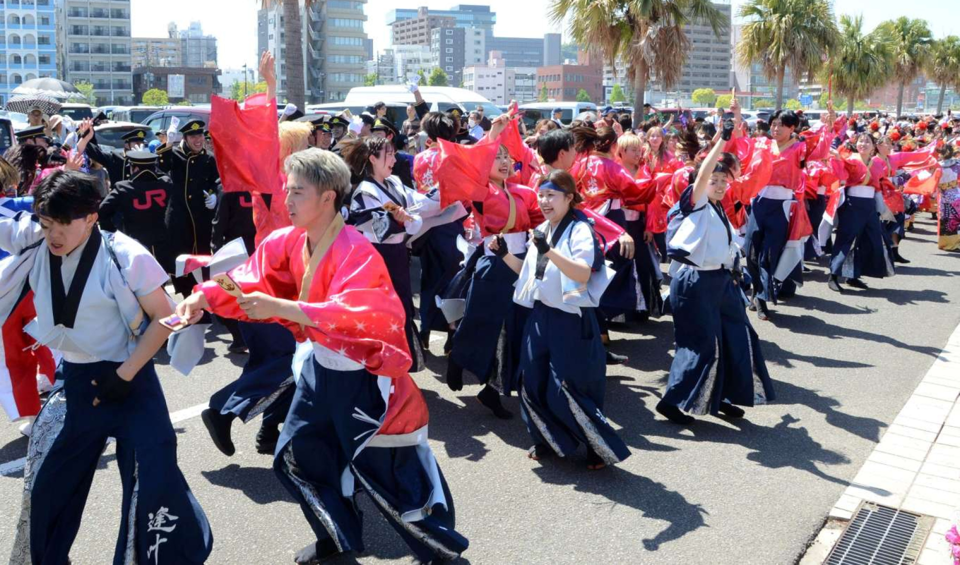 各踊り連が個性を発揮した千人パレード＝２７日、鹿児島市のウオーターフロントパーク前