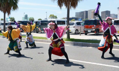 演舞を披露する「桜閃〜南風〜」のメンバー＝２７日、鹿児島市のウオーターフロントパーク