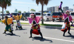 演舞を披露する「桜閃〜南風〜」のメンバー＝２７日、鹿児島市のウオーターフロントパーク