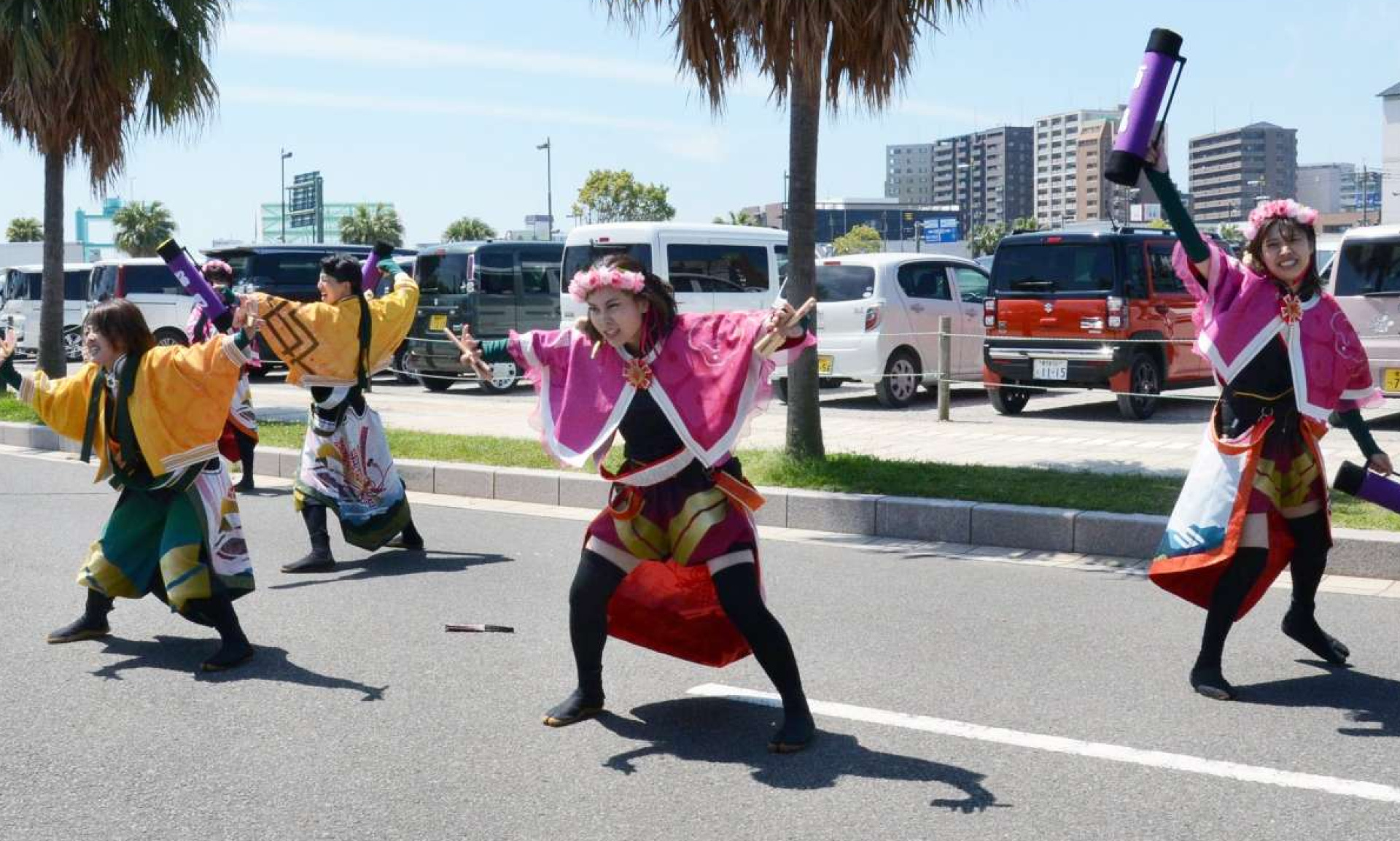 演舞を披露する「桜閃〜南風〜」のメンバー＝２７日、鹿児島市のウオーターフロントパーク