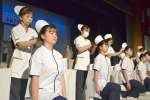 教員からナースキャップを着けてもらう看護科基礎課程の２年生たち＝２６日、南さつま市の鳳凰高校