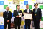伊佐市に寄付した伊佐愛林の今吉光一社長（右から２人目）＝２３日、伊佐市役所大口庁舎