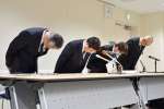 職員の不祥事を受け謝罪する田中良二市長（左から２人目）ら＝２８日、薩摩川内市役所
