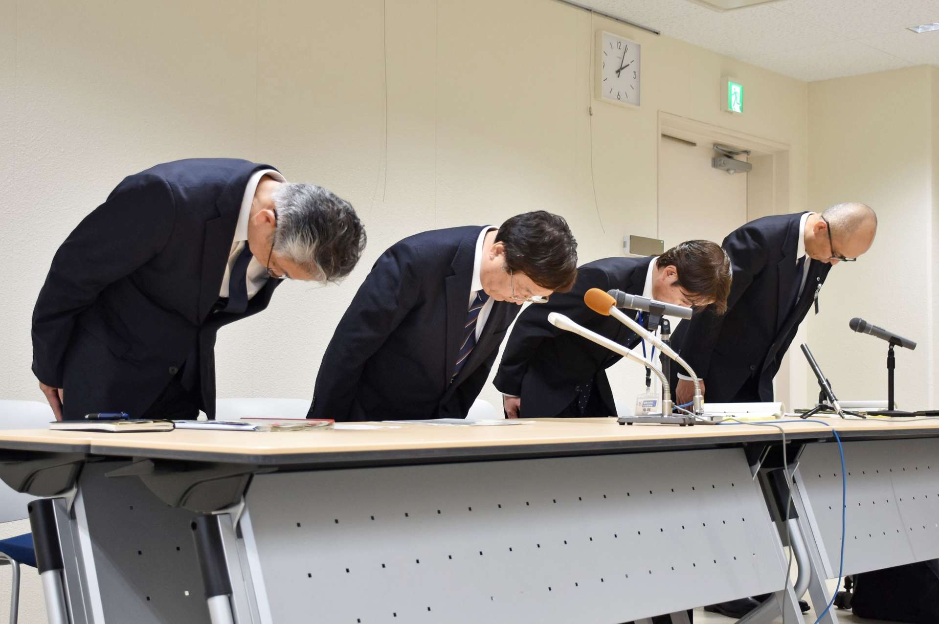 職員の不祥事を受け謝罪する田中良二市長（左から２人目）ら＝２８日、薩摩川内市役所