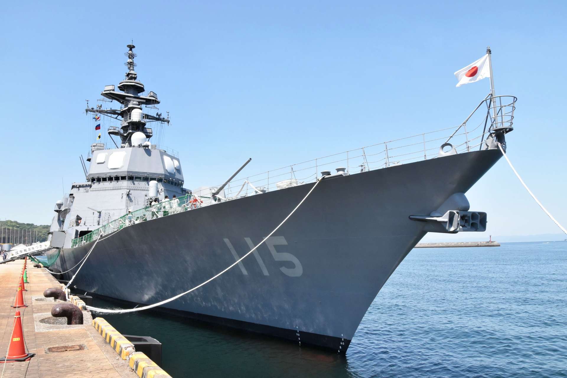 鹿児島港本港区北ふ頭に停泊する護衛艦「あきづき」＝２７日、鹿児島市