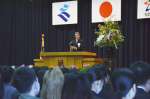 入学式で新入生にエールを送る原憲一校長＝鹿児島市の開陽高