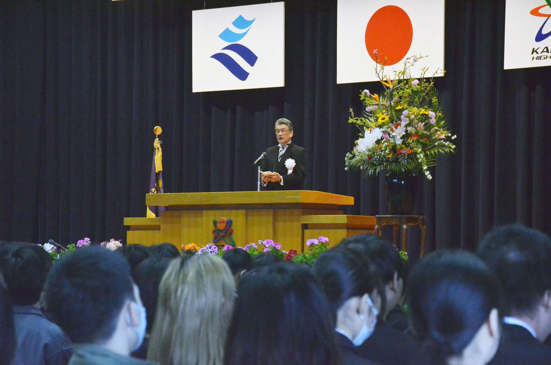 入学式で新入生にエールを送る原憲一校長＝鹿児島市の開陽高