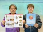 ガイド本をＰＲする枕崎通り会連合会のメンバー＝枕崎市中央町
