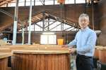 再建した建物の内部を説明する大和一酒造元の下田文仁社長＝熊本県人吉市