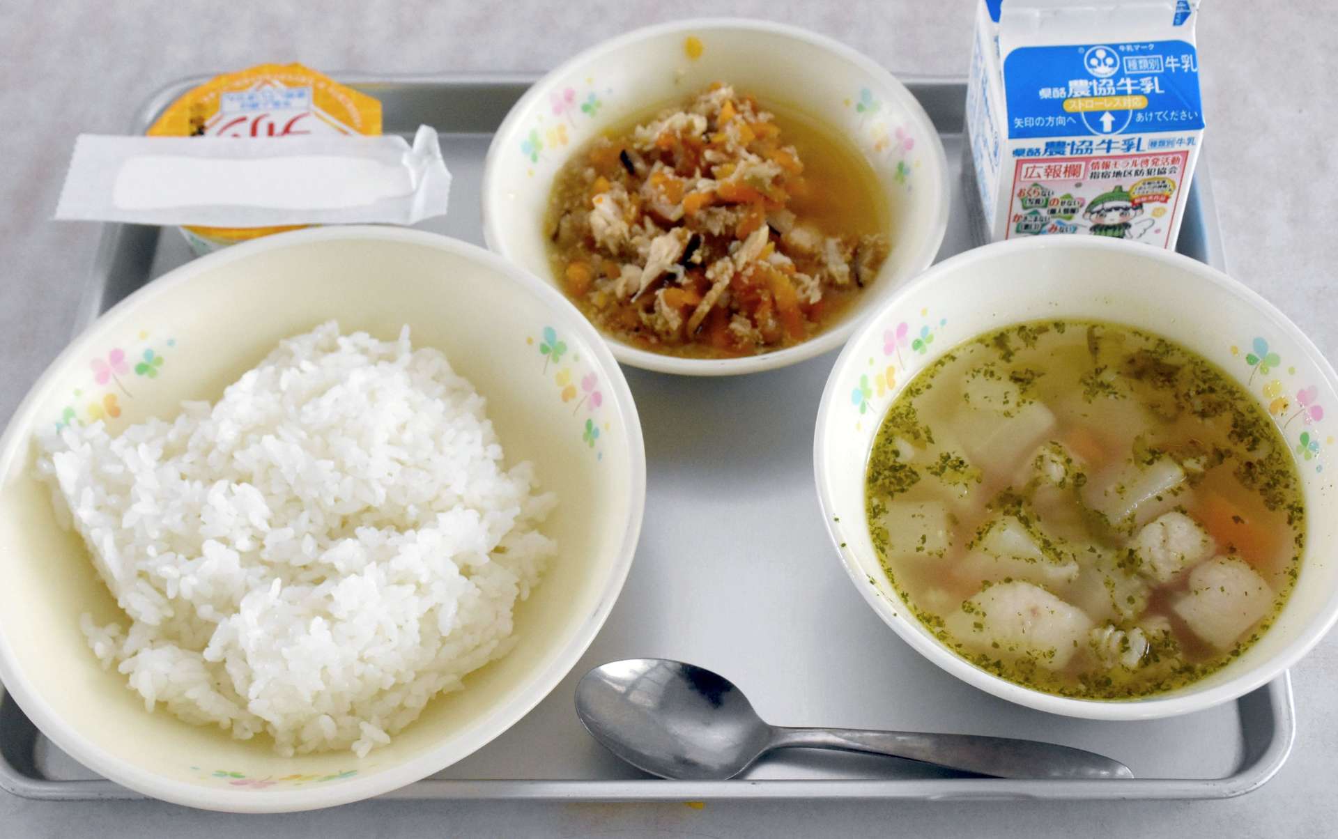 大根カルビスープ（右下）など台湾でよく食べられる給食＝３０日、出水市の出水中学校