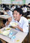 台湾で食べられている給食を味わう生徒たち＝出水市の出水中学校