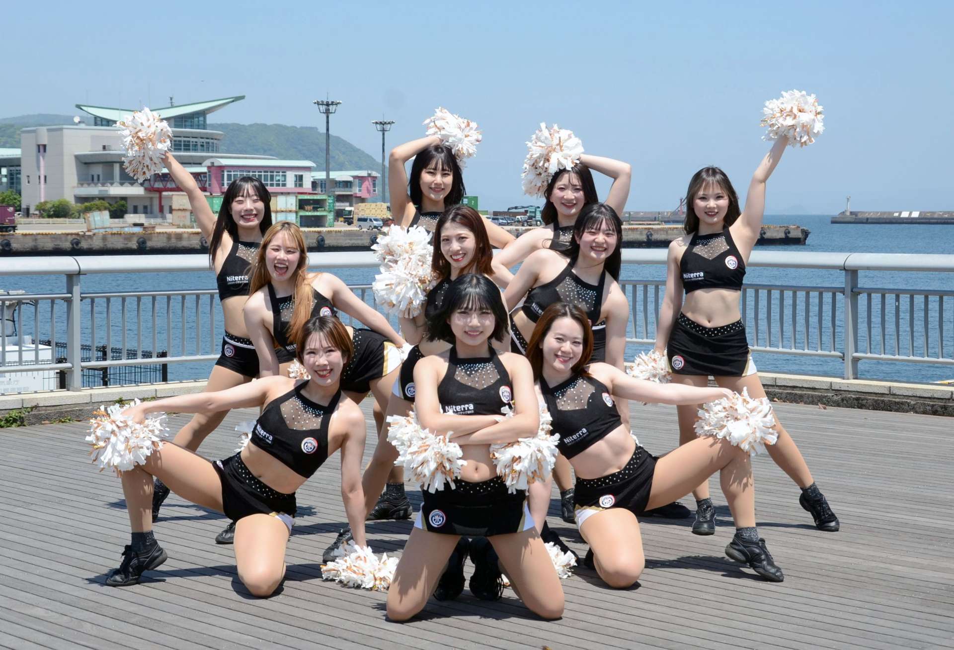 ポーズを決めるレイベスのメンバー＝２６日、鹿児島市のウオーターフロントパーク
