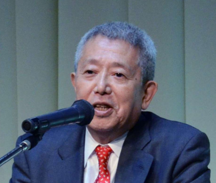 鹿児島商工会議所の年始会で会頭としてあいさつする先代の岩崎芳太郎氏＝１月９日、鹿児島市