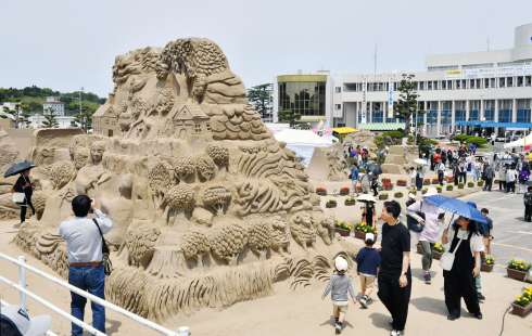 〈関連〉多彩な作品を眺める来場者＝３日、南さつま市役所