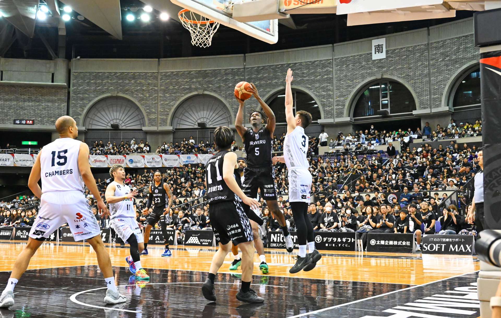 ファンの声援で熱気に包まれる会場＝３日午後、鹿児島市の西原商会アリーナ