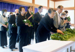 特攻戦没者を悼み献花する参列者＝３日、南九州市の知覧特攻平和観音堂