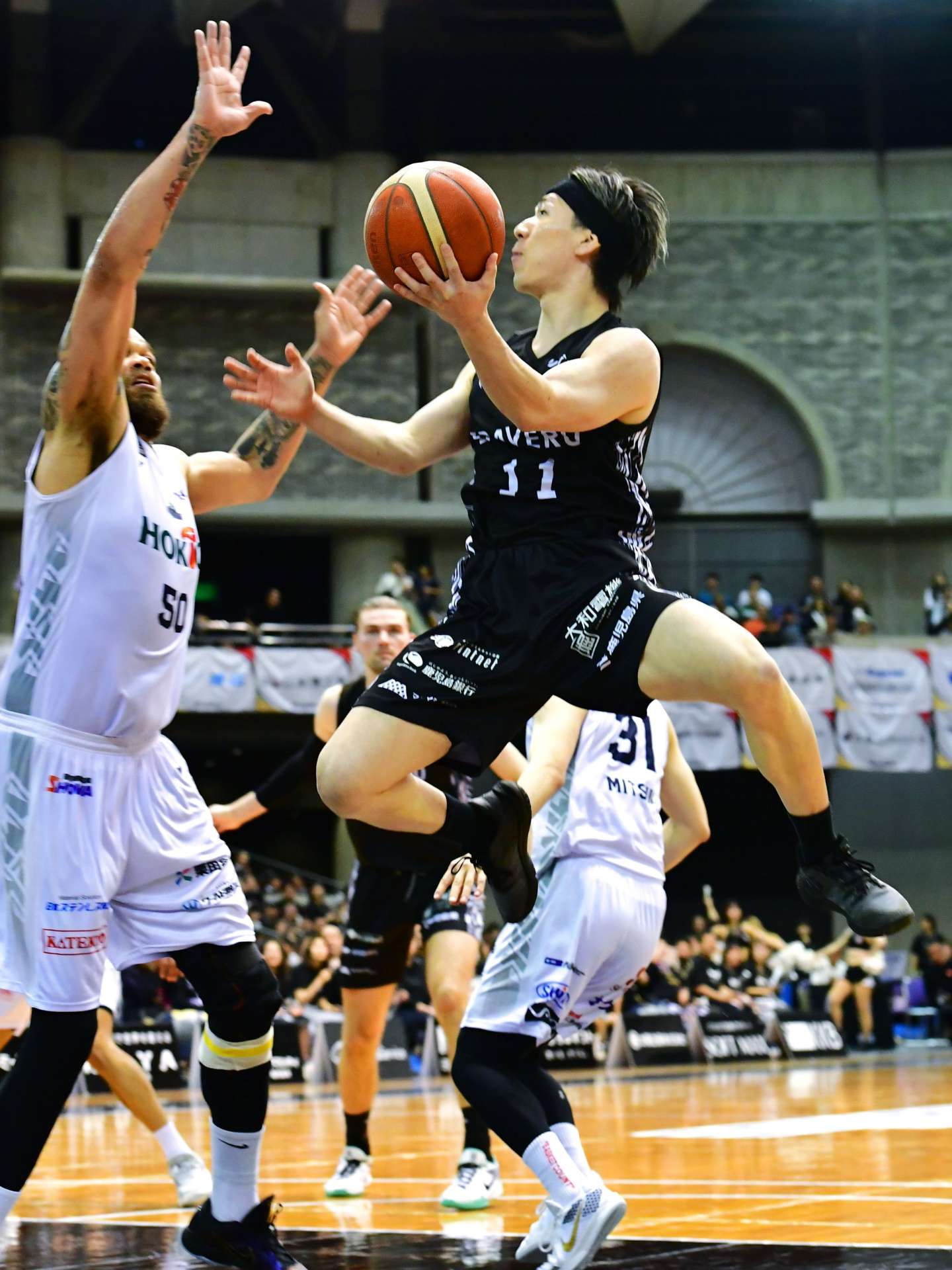 第２クオーター、レブナイズの森田がシュートを決める＝西原商会アリーナ