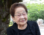 慰霊祭参列後の取材に応じる三宅トミさん＝３日、南九州市知覧町郡
